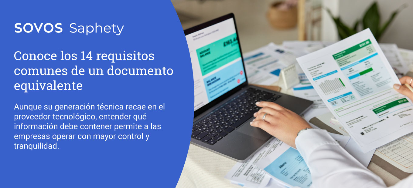 Contador revisando documentos en un computador durante la validación de un documento equivalente electrónico.