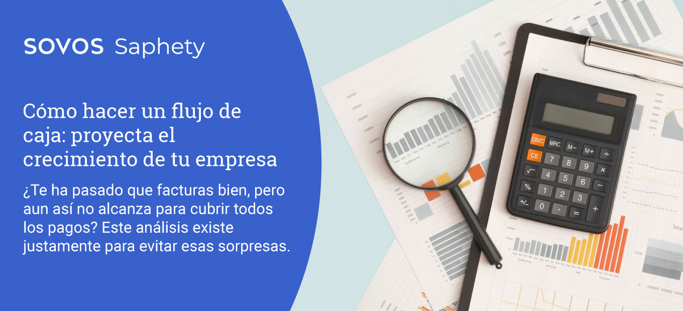 Reporte financiero impreso sobre una mesa de trabajo, con gráficos y cifras que representan el flujo de caja y la planificación financiera de una empresa.