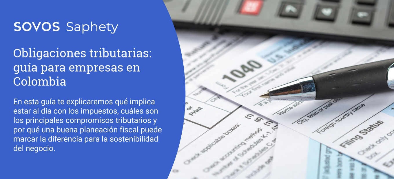 Documentos tributarios y calculadora sobre escritorio, relacionados con obligaciones tributarias para empresas