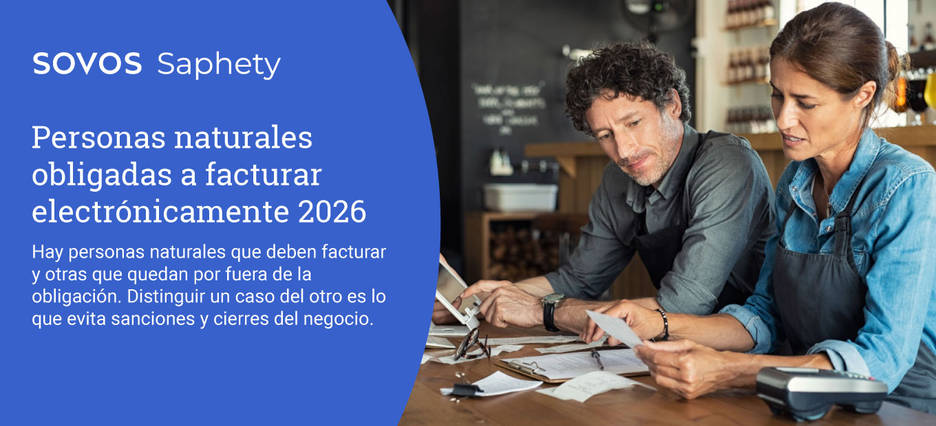 Dueños de un pequeño negocio revisando facturas y recibos con una tablet para cumplir con la facturación electrónica